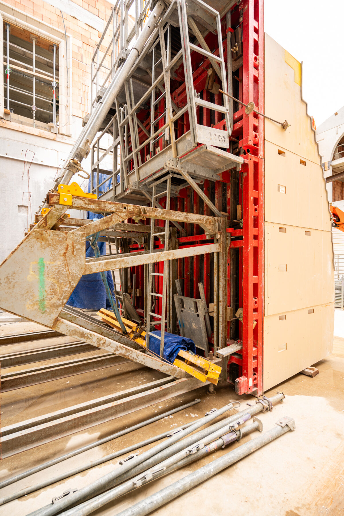 Wine cellar architecture: custom-made formwork for signature projects 8 Winery architecture: Custom-built formwork reinforced on site to create curved stepped exposed concrete walls for a winery in France.