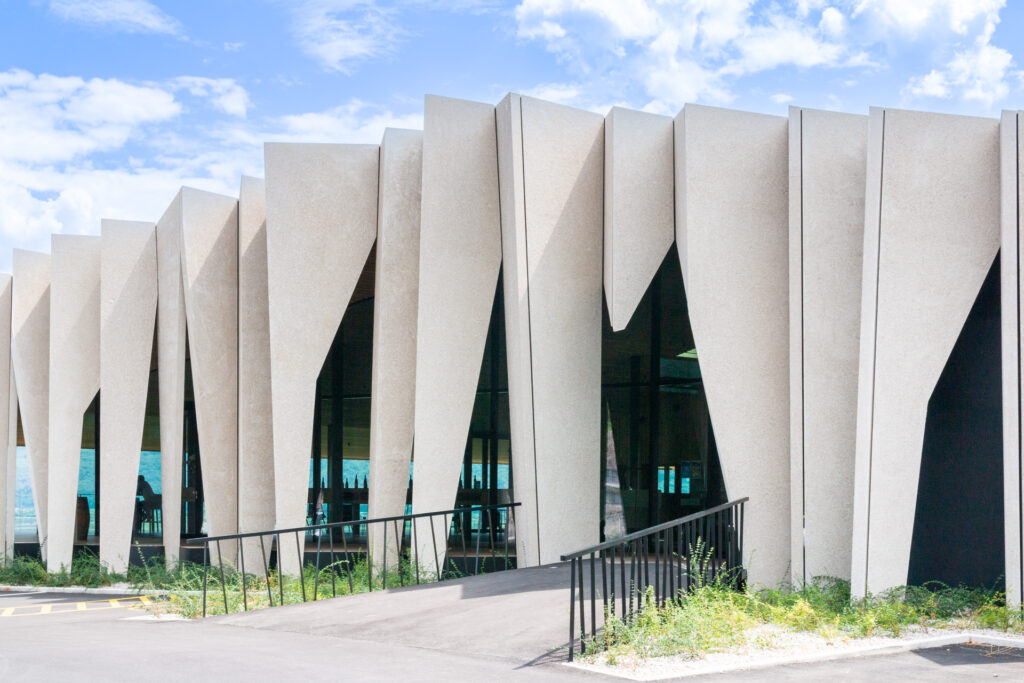 Wine cellar architecture: custom-made formwork for signature projects 4 Winery architecture: facade with monolithic concrete blocks with a dolomite stone-effect finish